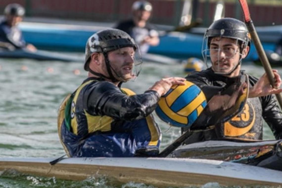 El kayak polo llega a las piletas del Parque Alem: conocé de qué se trata este deporte