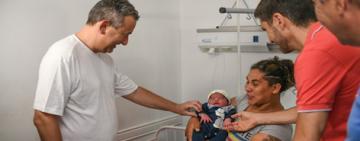 El intendente y el gobernador dieron la bienvenida a Teo, el primer bebé del año