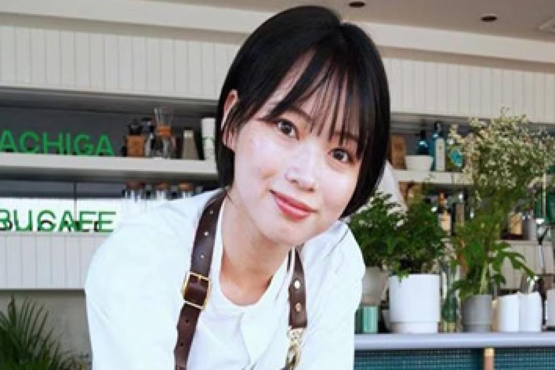 Un café en Japón tiene actores que pretenden ser tus amigos