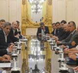 Caputo dijo que la "mitad del déficit está en las provincias" y pidió apoyo a los empresarios