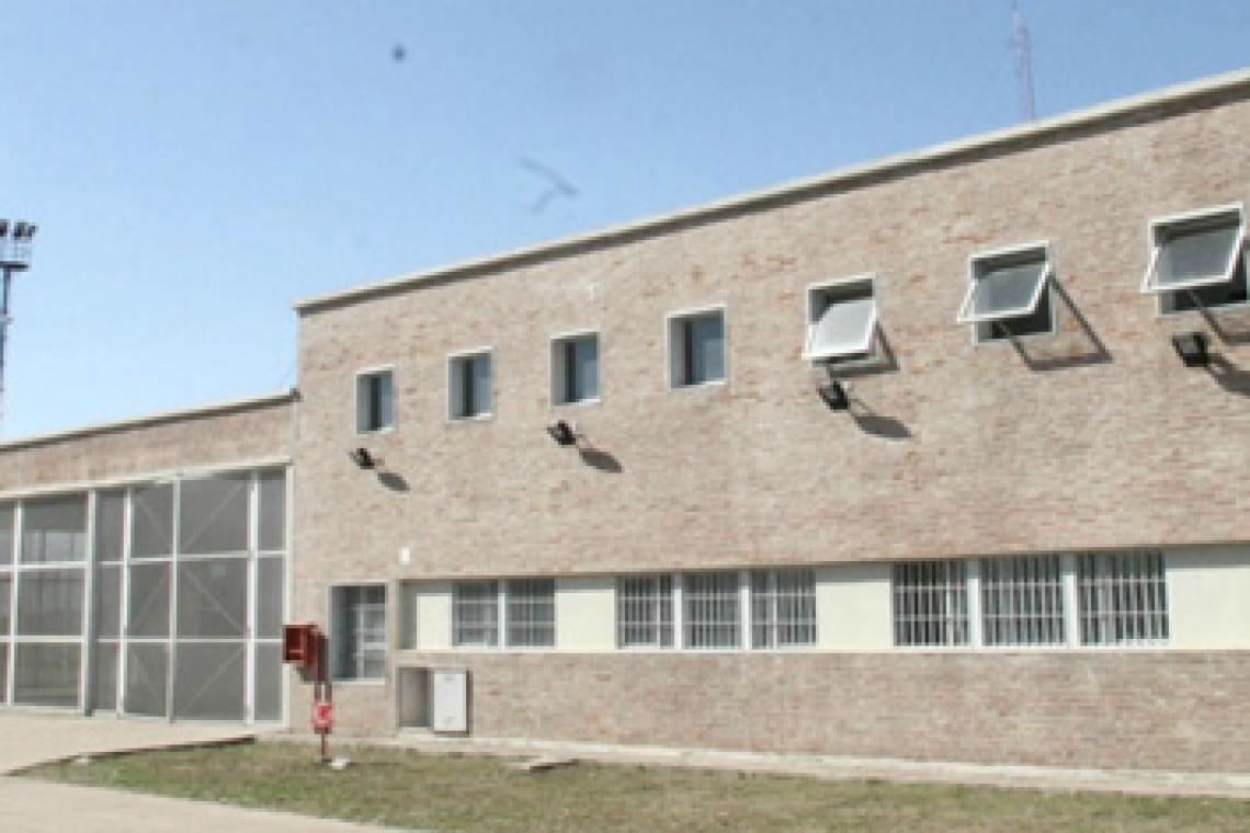 Requisa en la cárcel: secuestraron un teléfono desde donde hicieron amenazas a bancos, escuelas y medios de comunicación