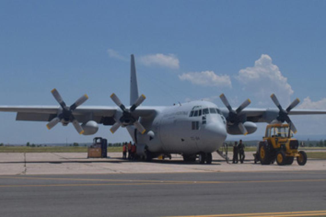 Milei y Richardson encabezan la firma del convenio para el traspaso del nuevo Hércules C-130 a la Fuerza Aérea