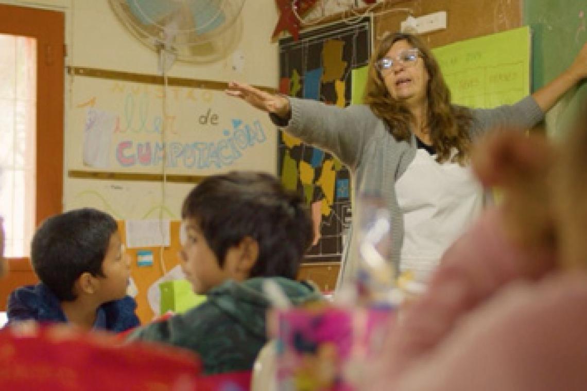 “Asistencia Perfecta” de la maestra que pone su canoa para ir todos los días a la escuela