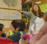 “Asistencia Perfecta” de la maestra que pone su canoa para ir todos los días a la escuela