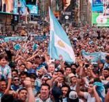 Locales otra vez: una marea celeste y blanca copó el Times Square antes del partido frente a Chile