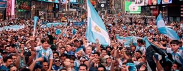 Locales otra vez: una marea celeste y blanca copó el Times Square antes del partido frente a Chile