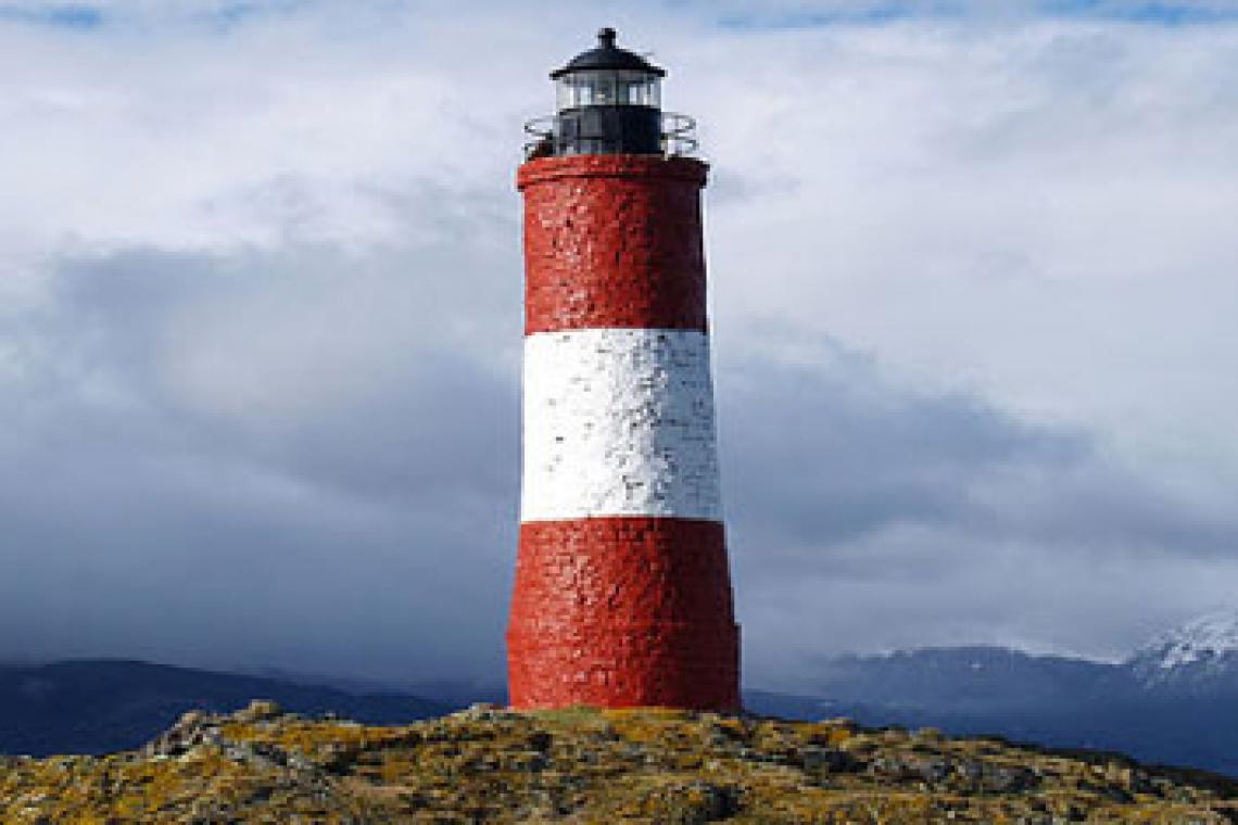 El remoto faro del “Fin del mundo” al que solo se llega tras una ardua caminata de ocho horas