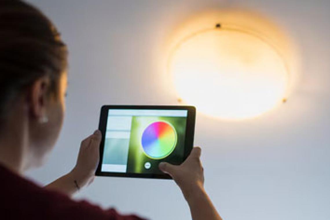 La lámpara de techo inteligente que puedes cambiar de color con su mando a distancia