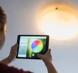 La lámpara de techo inteligente que puedes cambiar de color con su mando a distancia