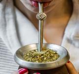 Otro golpe al consumo de los argentinos: se derrumbó la venta de yerba mate