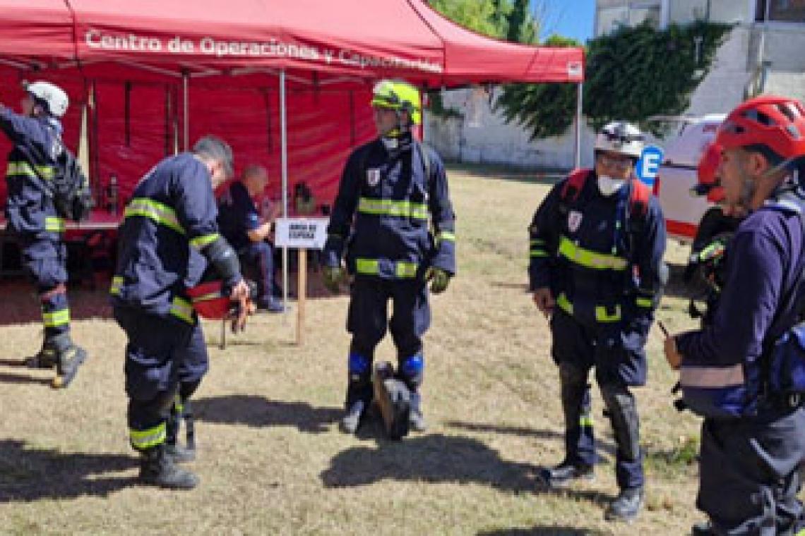 Intensa labor de los brigadistas santafesinos en la tragedia del hotel de Villa Gesell