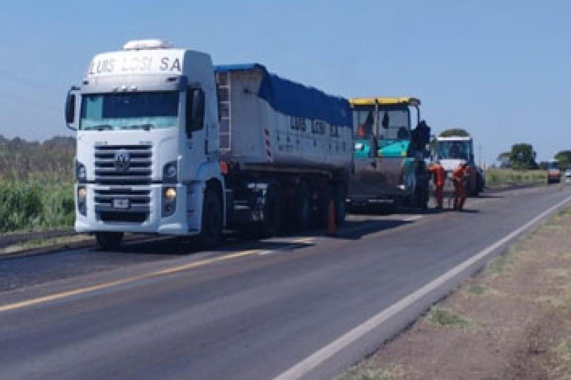 VIALIDAD NACIONAL REALIZÓ BACHEOS Y REPAVIMENTACIONES SOBRE LA RN 11 