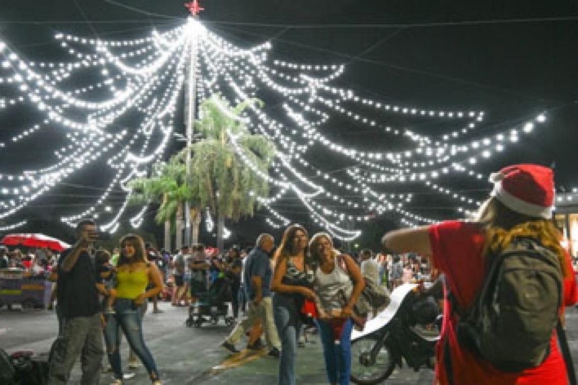 La rotonda de Pellegrini y Oroño se ilumina con el clásico encendido del arbolito de Navidad