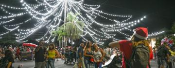 La rotonda de Pellegrini y Oroño se ilumina con el clásico encendido del arbolito de Navidad