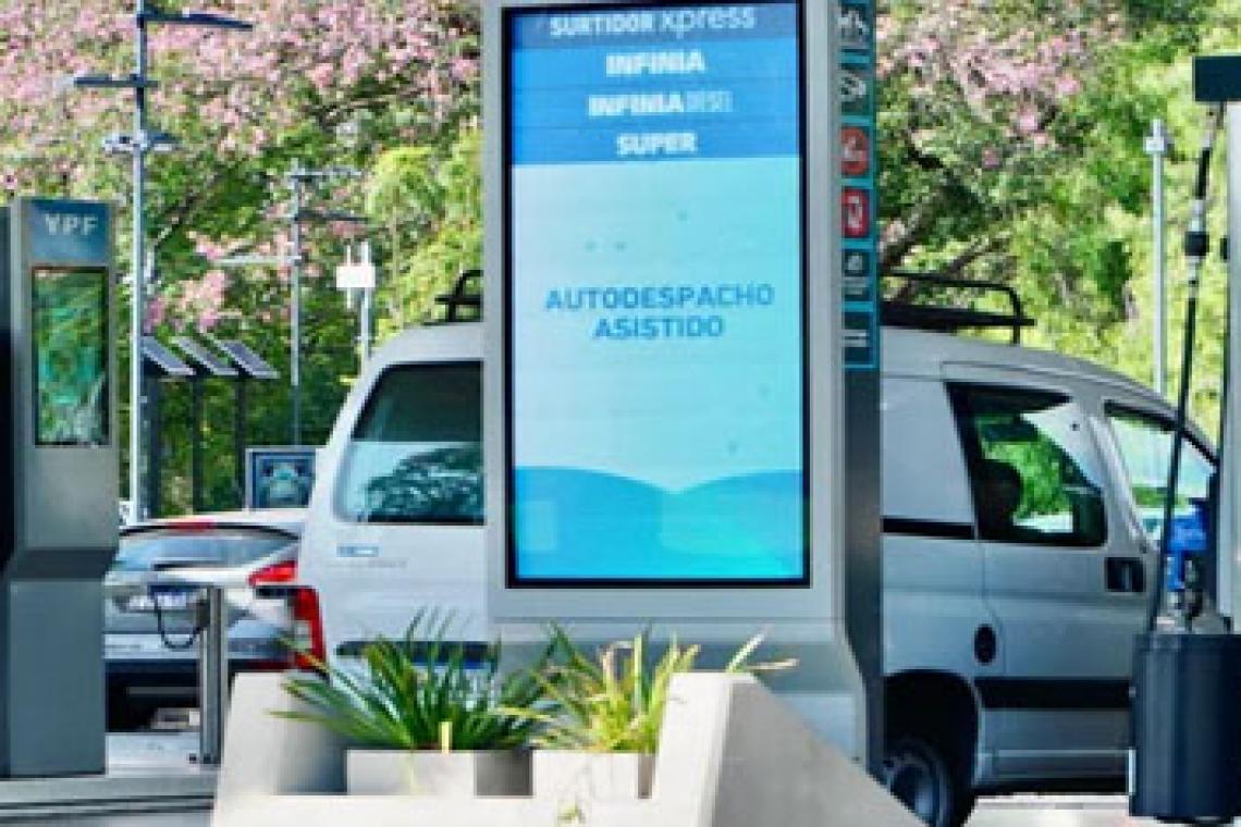 El Gobierno oficializó la medida que permite el autoservicio de combustibles