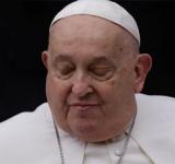 El Papa permanece "estable" pero su pronóstico sigue siendo "reservado"