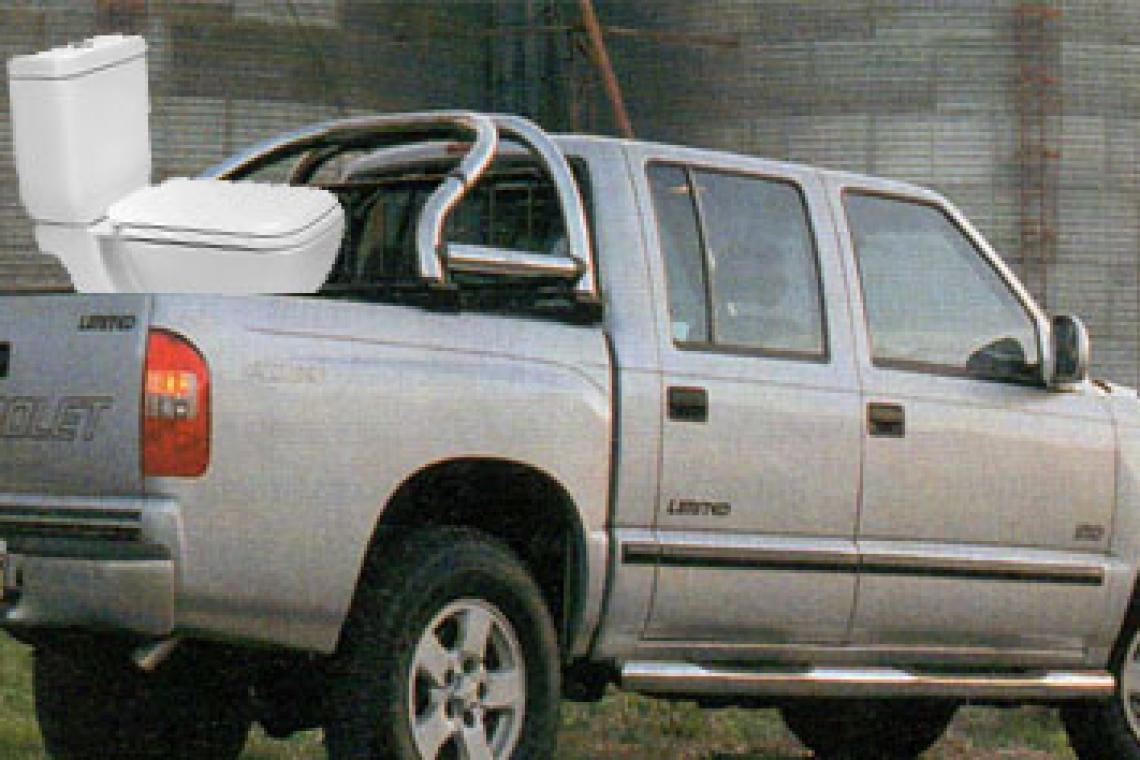 Permutan camionetas del Ejército por mingitorios