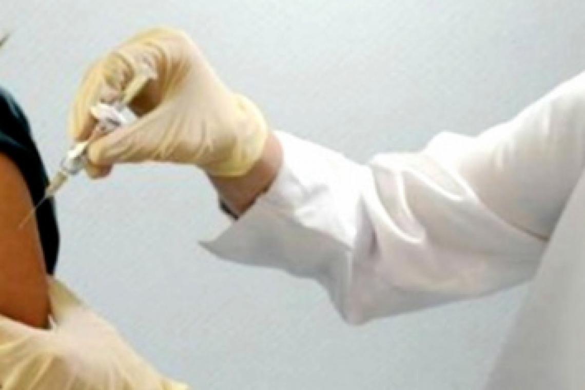 Con la vacunación a personal de salud, se inició la campaña antigripal 2025