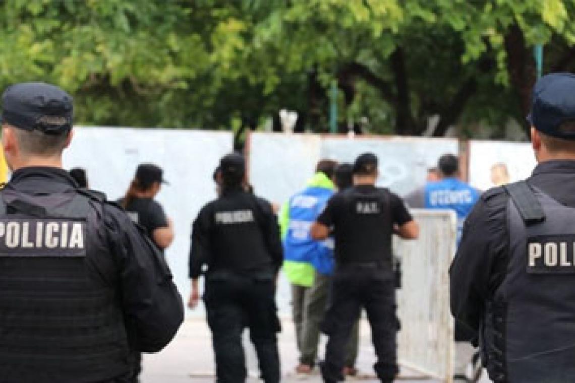 La Policía de Santa Fe contara con pistolas de electroshock y de proyectiles cinéticos