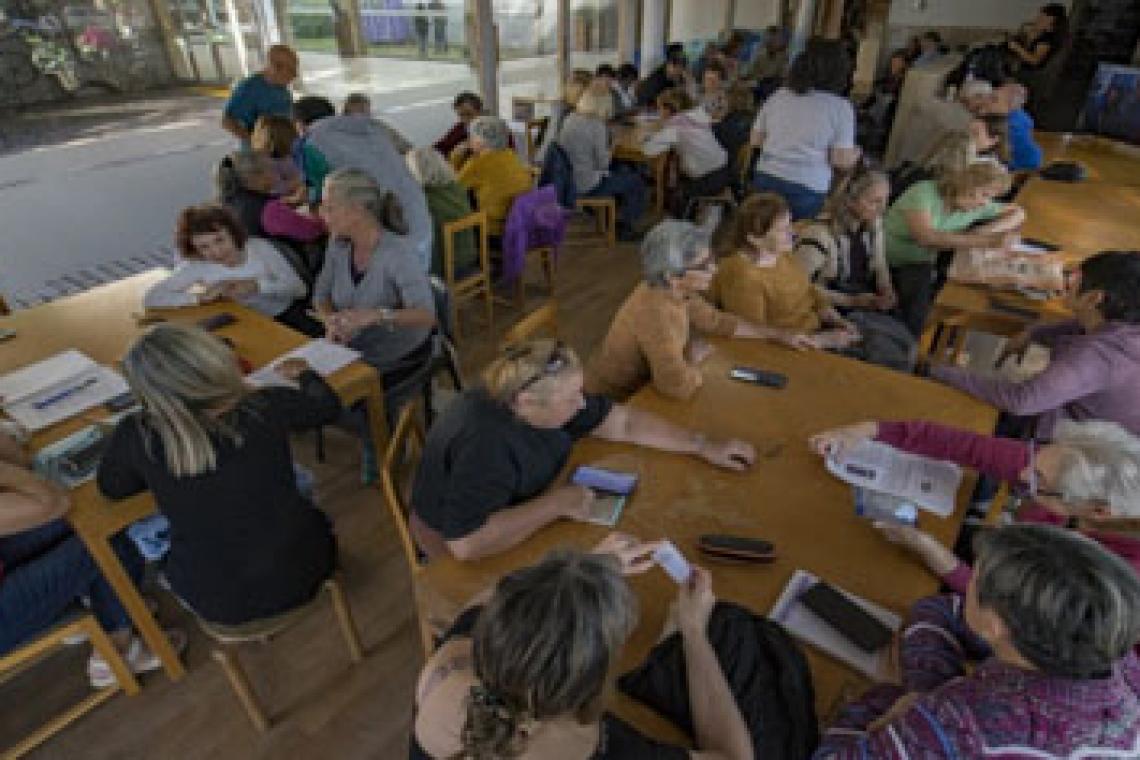 Adultas y adultos mayores: comenzaron los talleres sobre uso de celular