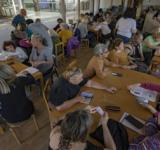Adultas y adultos mayores: comenzaron los talleres sobre uso de celular