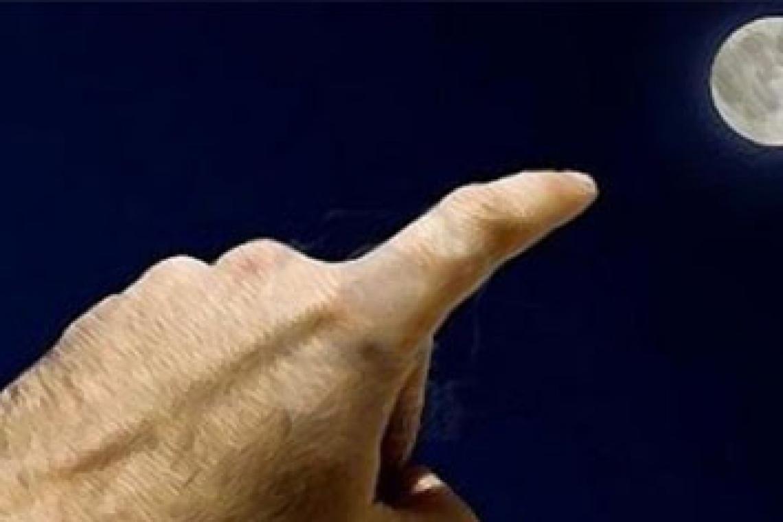 “CUANDO EL DEDO SEÑALA LA LUNA, LOS ESTUPIDOS MIRAN EL DEDO…”