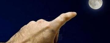 “CUANDO EL DEDO SEÑALA LA LUNA, LOS ESTUPIDOS MIRAN EL DEDO…”