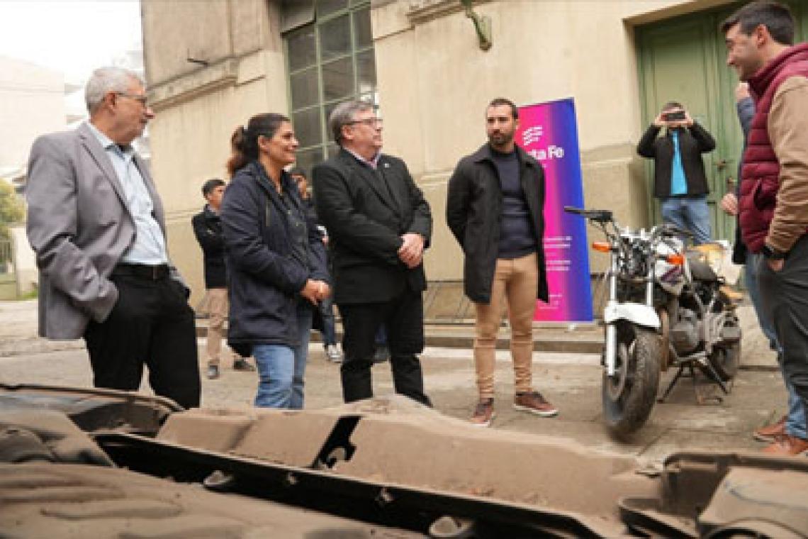 Provincia entregó motos y autos incautados al delito a instituciones educativas de Santa Fe