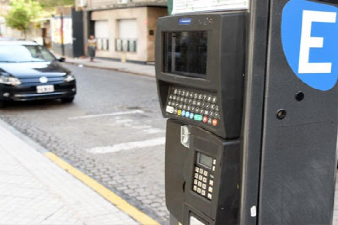 Vísperas día del padre: establecen la gratuidad del estacionamiento medido en el microcentro
