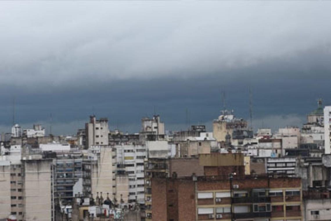 Rige doble alerta amarilla por tormentas y viento para la madrugada del miércoles