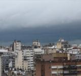 Rige doble alerta amarilla por tormentas y viento para la madrugada del miércoles