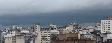 Rige doble alerta amarilla por tormentas y viento para la madrugada del miércoles