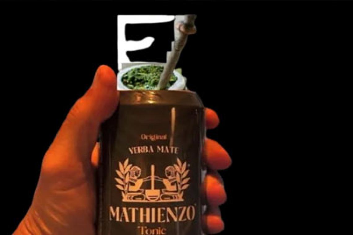  Salió un mate en lata, sin bombilla y mezclado con agua tónica!!