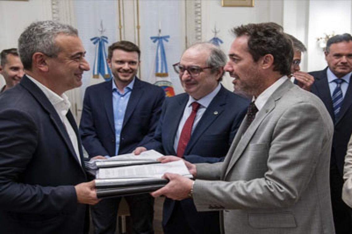 Pablo Javkin recibió aportes académicos de la UCA y la UNR: Autonomia de Rosario