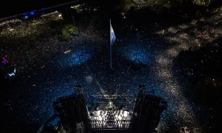 Rosario tricentenaria: 250 mil personas disfrutaron del show de Nicki Nicole y Baglietto en el Monumento