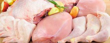 La sobreoferta de pollo por el cierre de las exportaciones baja los precios y dispara el consumo
