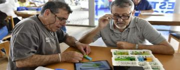 Adultos mayores programaron su primer robot en una experiencia que demuestra que nunca es tarde para aprender