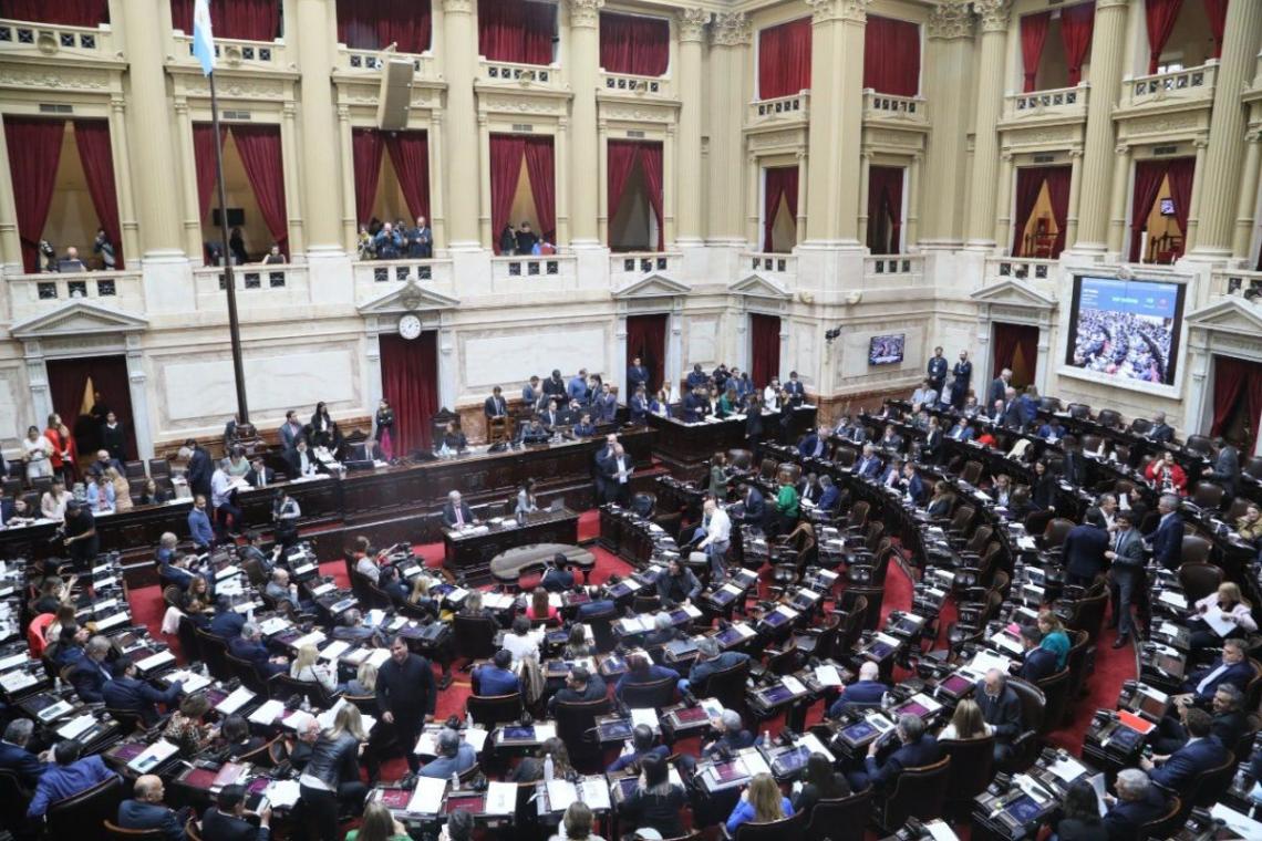 Fuego cruzado en Diputados: cánticos e insultos entre libertarios y peronistas en la jura