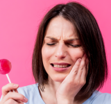 Qué pasa en tu boca y tus dientes apenas consumes azúcar (y cómo minimizar el daño que provoca)