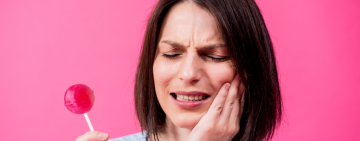 Qué pasa en tu boca y tus dientes apenas consumes azúcar (y cómo minimizar el daño que provoca)