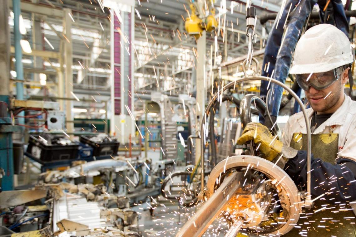 La economía frenó su crecimiento en noviembre y mostró señales dispares en el interior