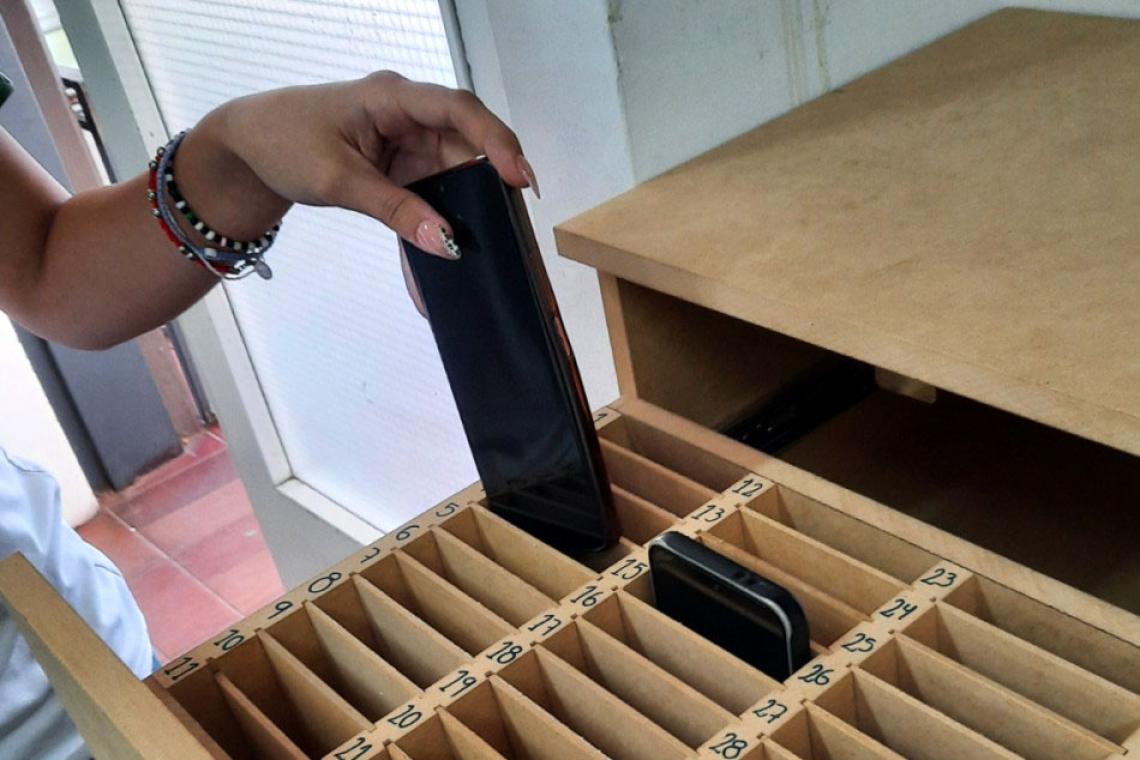 Santa Fe regula el uso de celulares en las escuelas y limita su utilización durante la jornada escolar