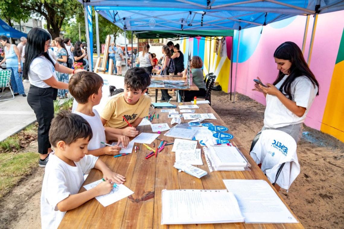 Renovaron la plazoleta Posta de los Arroyos en barrio Tablada con juegos, accesibilidad y nueva iluminación