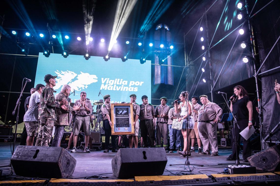 Vigilia en Rosario: una multitud homenajeó a los caídos en Malvinas en el Monumento