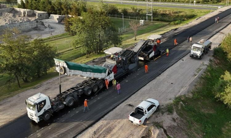 Camino de la Cremería: avanza el asfalto y la obra ya alcanza el 80 %