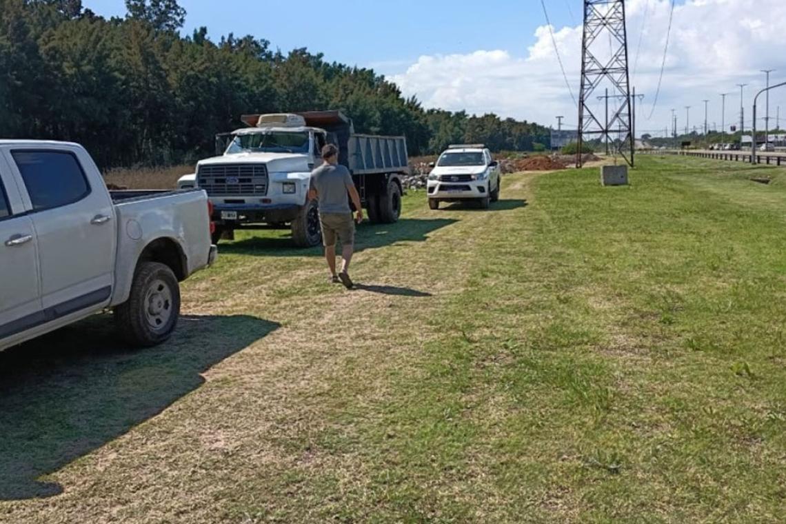 Rosario sancionó a una empresa y la obligó a retirar escombros arrojados en un espacio público