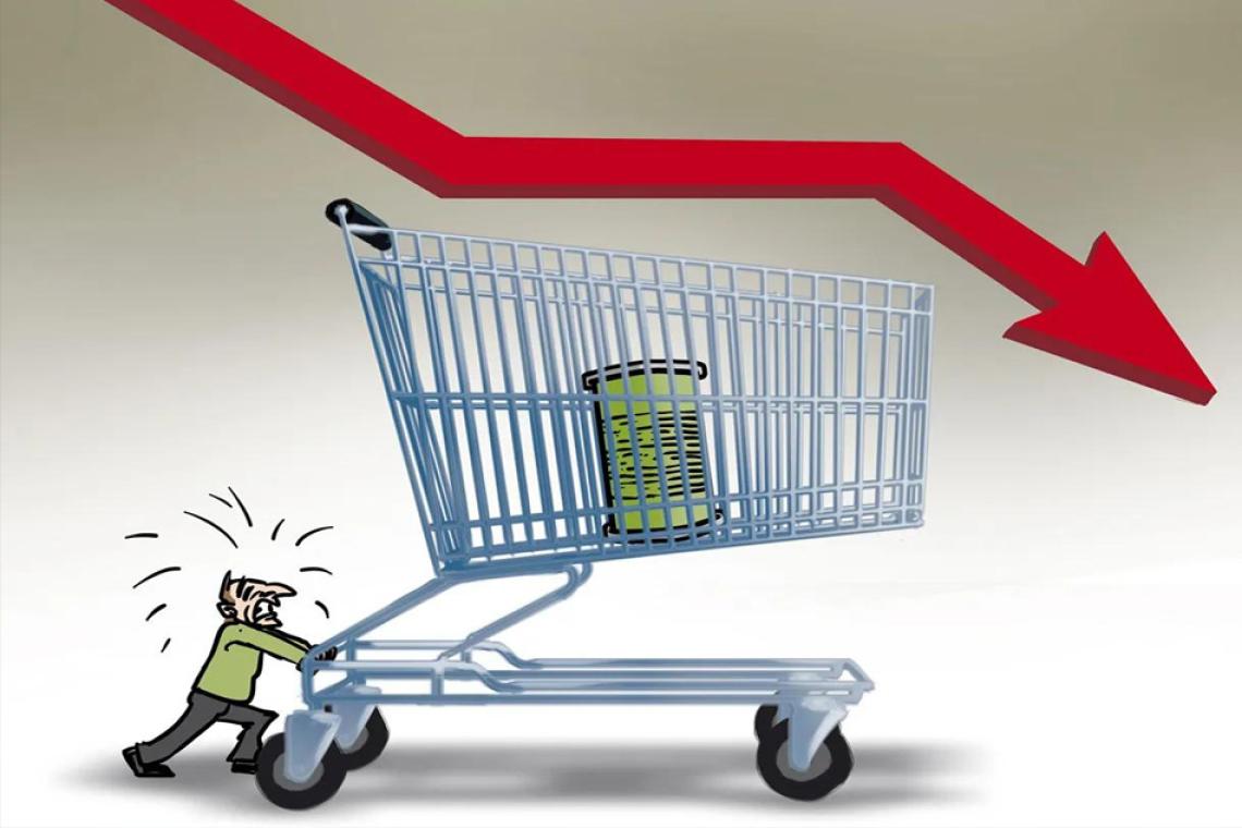 La clase media ajusta cada vez más gastos y cambian los hábitos de consumo en Argentina