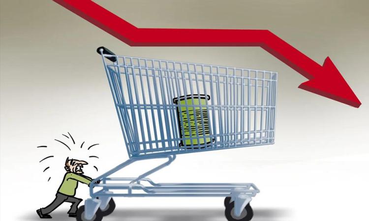 La clase media ajusta cada vez más gastos y cambian los hábitos de consumo en Argentina