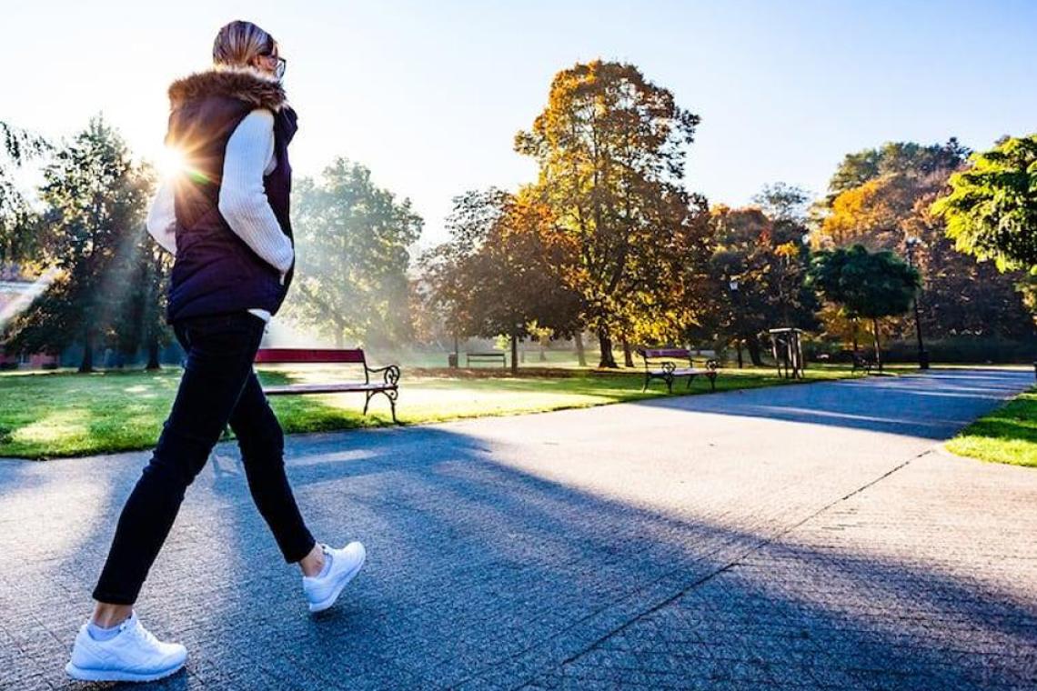 Caminar 30 minutos por día: el hábito simple que puede cambiar tu salud