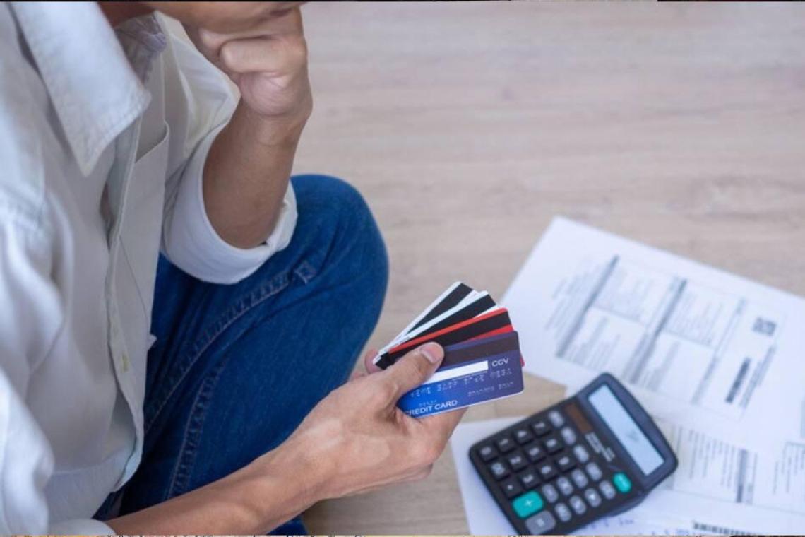 Crece la preocupación por el uso de tarjetas: aumentan las familias que financian gastos básicos